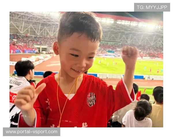 小球迷冲入场内索要哈兰德签名，保安暖心护送