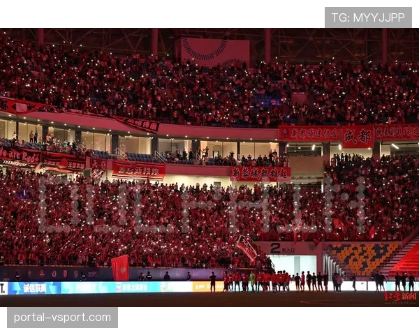 凤凰山看台旌旗猎猎吼声阵阵，成都球迷热情为城市足球注入灵魂热血